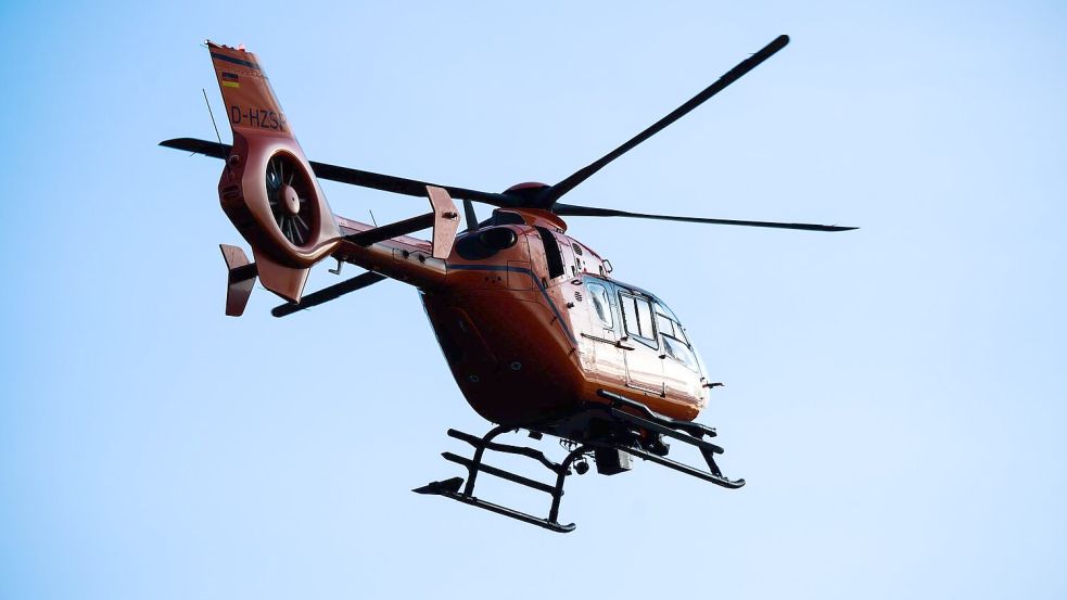 In Greetsiel ist aktuell ein Rettungshubschrauber im Einsatz. Symbolbild: Julian Stratenschulte/dpa