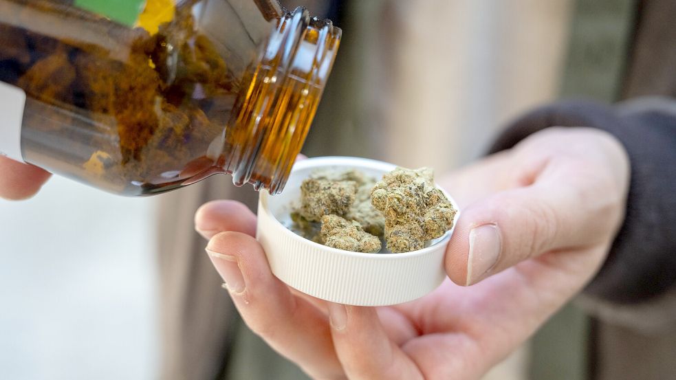 Bundesgesundheitsministerin Nina Warken (CDU) plant strengere Regeln für die Abgabe von medizinischem Cannabis. Foto: IMAGO / Torsten Leukert