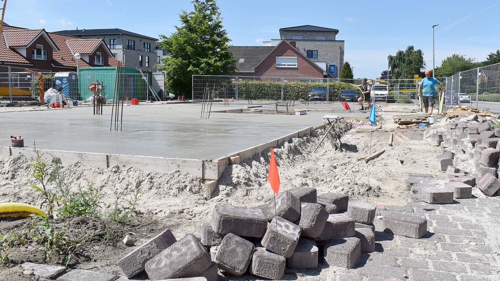Mitarbeiter der Firma Gruben aus Potshausen sind zurzeit dabei, das neue Wohn- und Geschäftshaus an der Hauptstraße in Ostrhauderfehn zu bauen. Foto: Henrik Zein