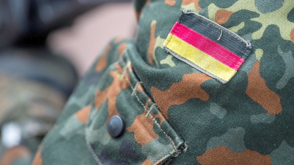 Zivilisten in Soldaten-Uniform: Geht das so einfach? Foto: Monika Skolimowska/dpa