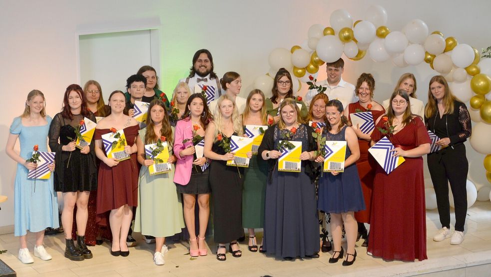 Die Freude über ihren Abschluss als staatlich anerkannte Erzieher, der ihnen zugleich ein Studium an einer Fachhochschule ermöglicht, ist den Absolventinnen und Absolventen anzusehen. Nun müssen die jungen Frauen und Männer entscheiden, welchen Weg sie zukünftig einschlagen werden.Foto: privat
