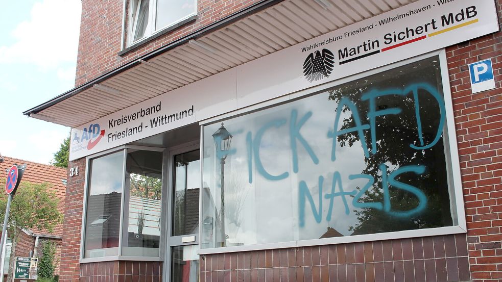 Das neue AfD-Büro am Rande der Wittmunder Fußgängerzone. In der Nacht zu Montag, 14. Juli 2025, wurde es mit einem Anti-AfD-Spruch besprüht. Foto: Imke Oltmanns