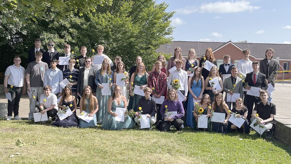 Endlich geschafft: Die Oberschüler in Bunde freuen sich über ihre Abschlusszeugnisse. Foto: privat