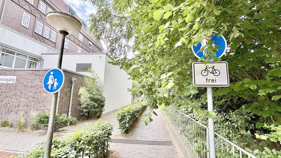 Der Gehweg ist durch eine Hecke zweigeteilt. Auf der rechten Seite – in diesem Fall die Seite beim Friedhof – dürfen auch Radfahrer unterwegs sein. Foto: Klaus Ortgies