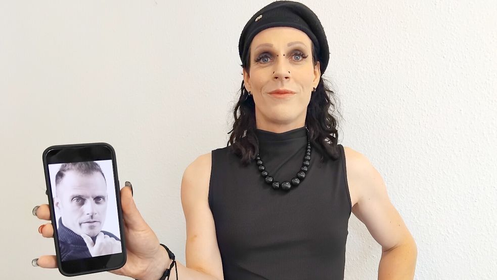 Auf ihrem Smartphone bewahrt Aurora Richter Fotos aus der Zeit vor ihrem Coming-out auf. Foto: Clarissa Scherzer