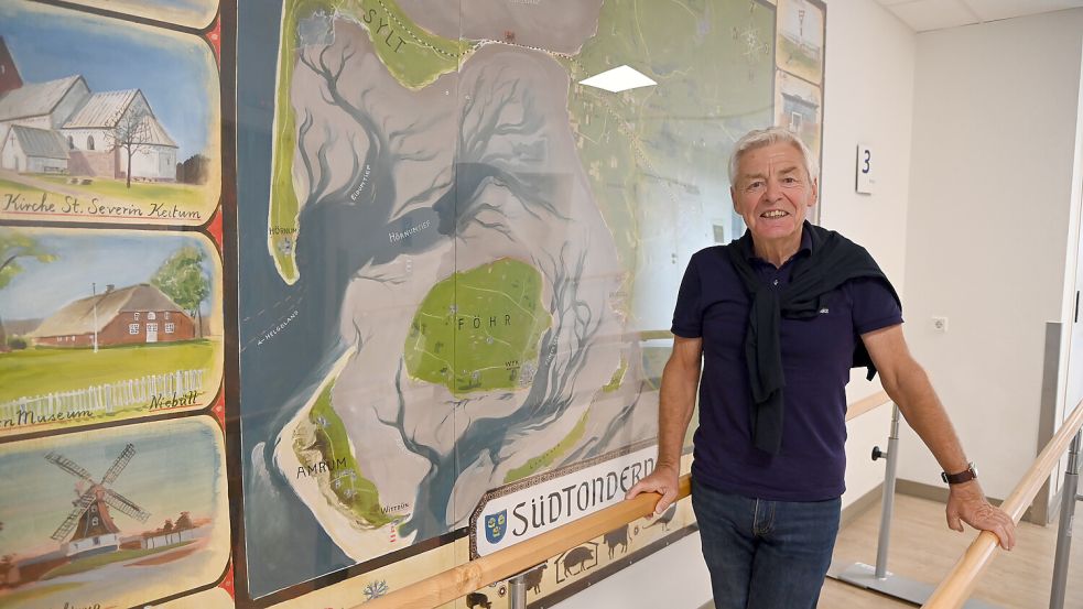 Dr. Ludolf Matthiesen vor der „Demenzkarte“ des Kreises Nordfriesland in der Geriatrie, die den Patienten als Erinnerungshilfe dienen soll Foto: Lilly Nielitz-Hart