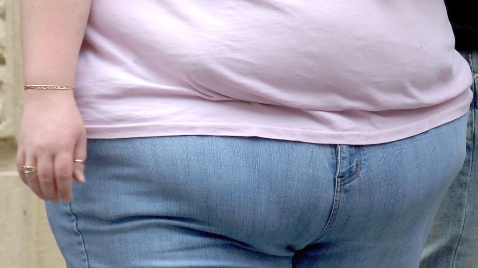 Einer Studie zufolge steigt die Gefahr von Übergewicht wesentlich mehr, wenn man zuviel isst, als wenn man sich wenig bewegt. Foto: dpa/PA Wire/Clara Molden