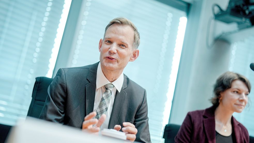 Hendrik Streeck (CDU), Drogenbeauftragter der Bundesregierung, spricht sich für strengere Alkoholregelungen für Minderjährige aus. Foto: dpa/ Kay Nietfeld