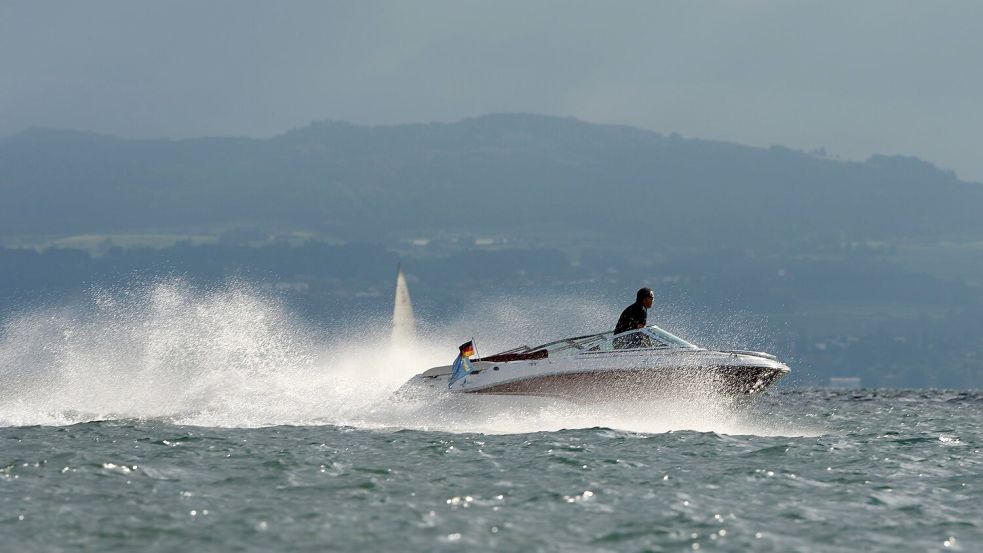 Schnelle Motorboote bringen zwar Spaß, können aber Pflanzen und Tieren in Seen enorm zusetzten. (Archivbild) Foto: Felix Kästle/dpa