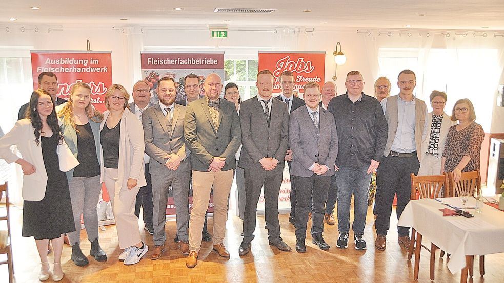 Freigesprochene und Ausbilder stellten sich zu einem Erinnerungsfoto auf. Foto: Wolters