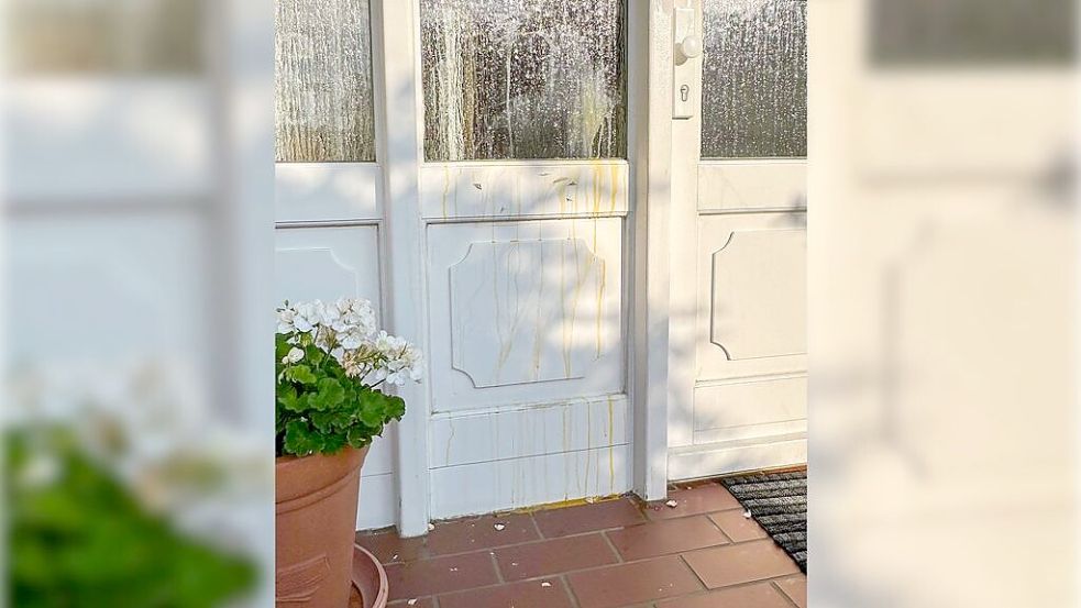 Am Montagmorgen entdeckt: Das Haus von Ulf Dunkel wurde mit Eiern beworfen. Foto: Ulf Dunkel