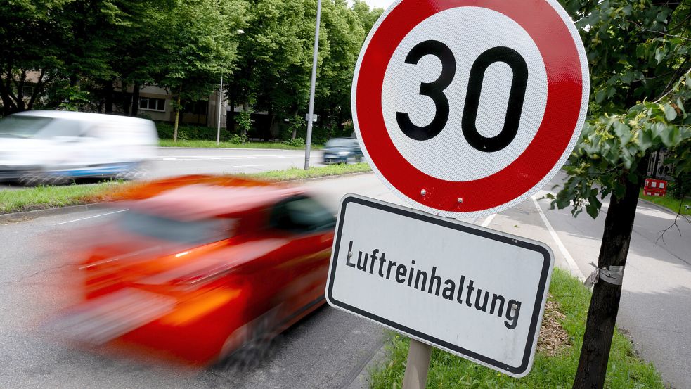 Tempo 30 soll helfen, den Schadstoffausstoß zu verringern. Manchmal entsteht der dann aber einfach woanders. Foto: dpa/Sven Hoppe