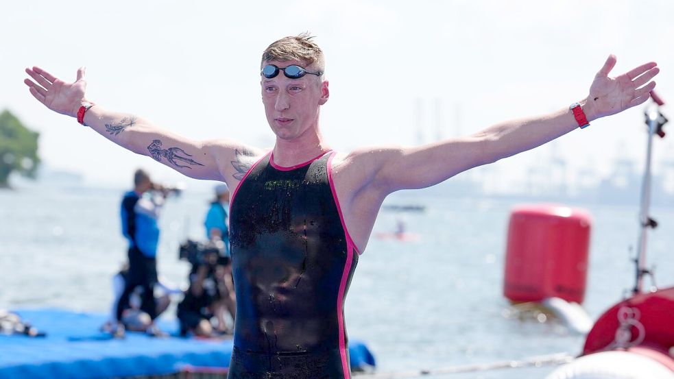 Florian Wellbrock feiert seinen WM-Titel. Foto: Vincent Thian/AP/dpa