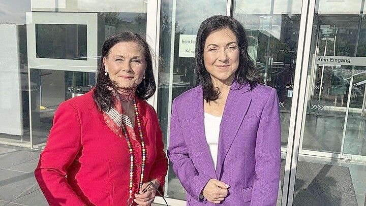 Kurzer Talk vorm Paul-Löbe-Haus, direkt gegenüber vom Kanzleramt: Gitta Connemann (links) und ihre Chefin, Bundeswirtschaftsministerin Katherina Reiche (CDU). Foto: Teschke