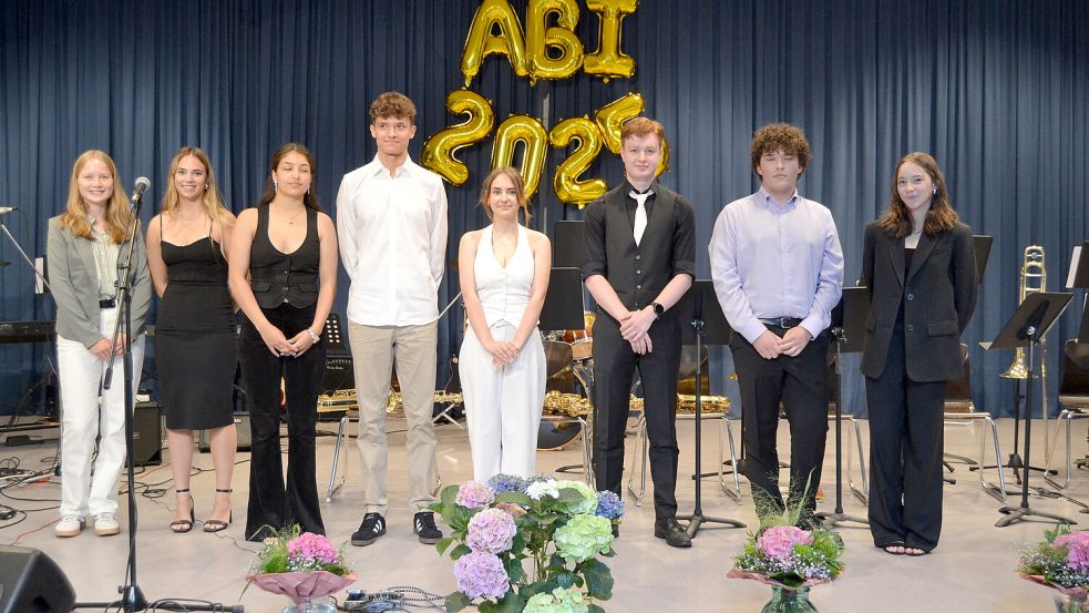 Das Foto zeigt die Jahrgangsbesten, die jetzt an der IGS Aurich ihr Abitur bestanden. Foto: privat