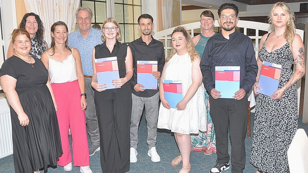 Obermeister Heiner Heijen und der Prüfungsausschuss freuten sich mit den jungen Friseurinnen und Friseuren, die im Hotel Lange in Leer feierlich freigesprochen wurden. Jetzt starten sie in ihr Berufsleben. Foto: Wolters