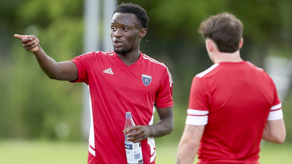 Emanuel Adou (links) von Phönix Lübeck stellte sich am Dienstag im Kickers-Training vor. Einen weiteren Neuzugang wollte Henning Rießelmann nicht komplett ausschließen. Fotos: Doden/Emden