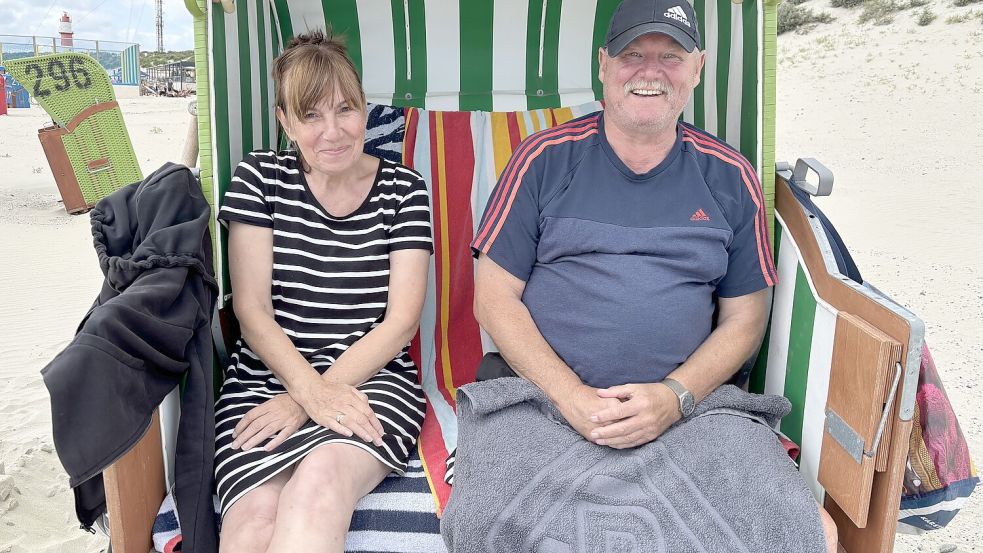 Fühlen sich auf Borkum wohl: Brigitte und Gerhard Hartmann. Foto: Florian Ferber