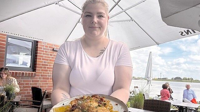Während ich auf der Terrasse die Aussicht genieße, serviert mir Servicemitarbeiterin Isabell Behrens Rotbarsch auf Rahmwirsing mit leckeren Bratkartoffeln. Foto: Tatjana Gettkowski