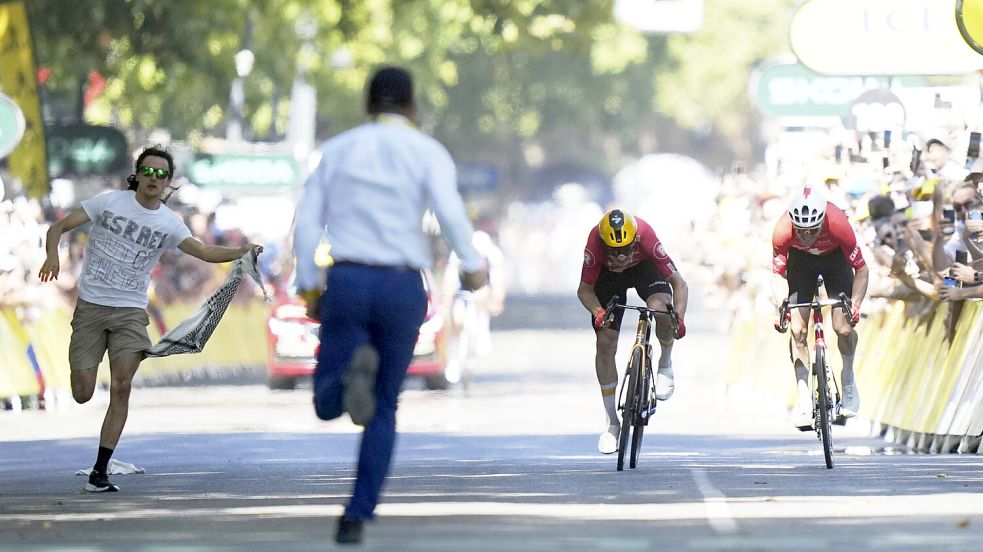 Ein Flitzer hat den Zieleinlauf bei der 11. Etappe der Tour de France gestört. Foto: dpa/AP/Thibault Camus