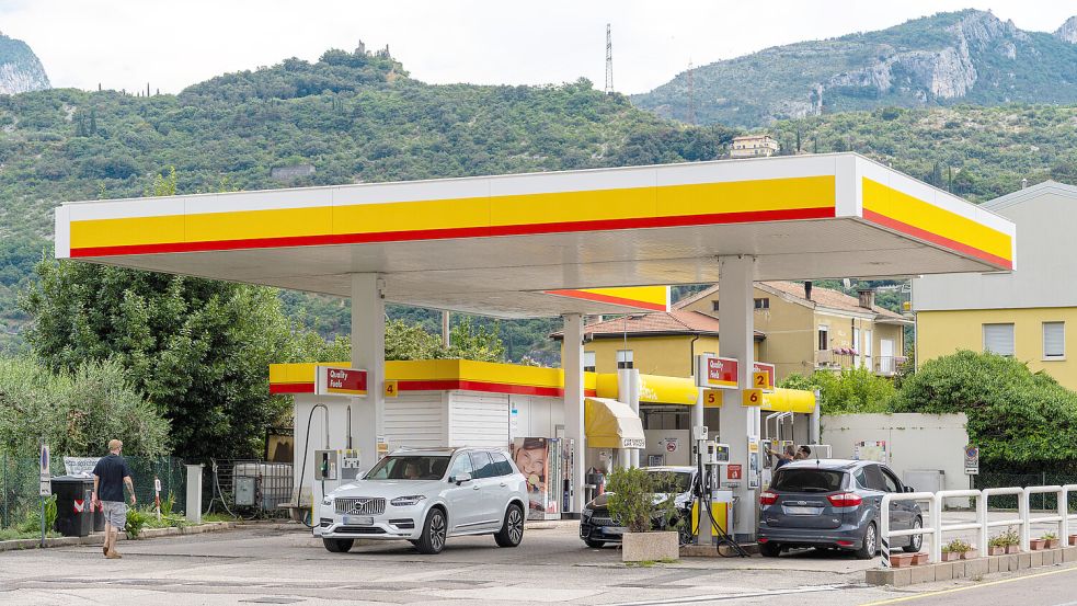 Wer mit dem Auto in den Urlaub fährt, muss sich im Ausland gegebenenfalls auf höhere Spritpreise einstellen. Foto: IMAGO/Bihlmayerfotografie