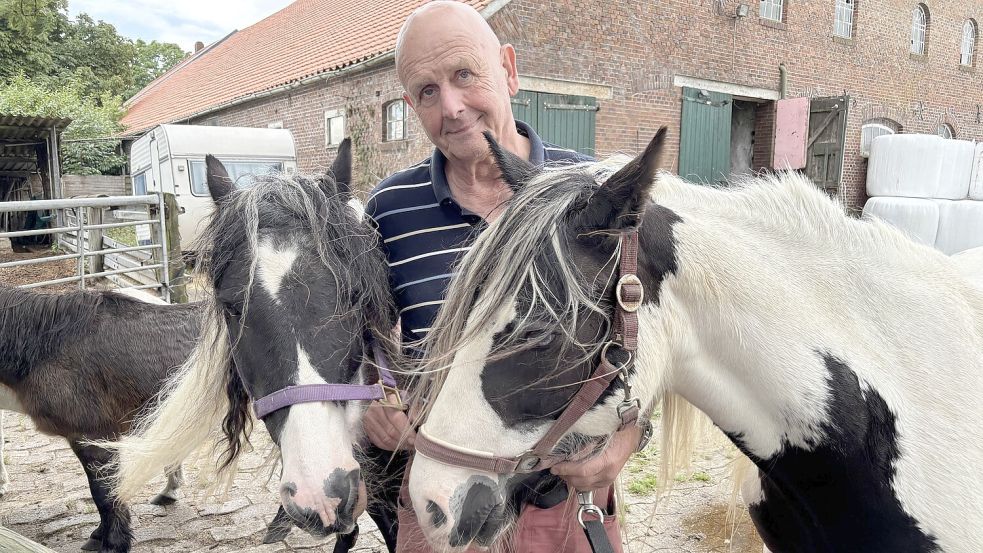 Hans-Georg Janhsen mit seinen Ponys Valentino (links) und Rosalie. Janhsen sucht einen Nachfolger für sein Ponyparadies Ostfriesland. Foto: Rebecca Kresse