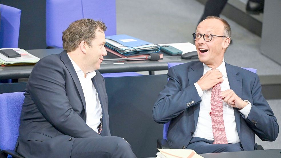 Lars Klingbeil und Friedrich Merz hoffen, die Stimmung im Land zu drehen. (Archivbild) Foto: Katharina Kausche/dpa
