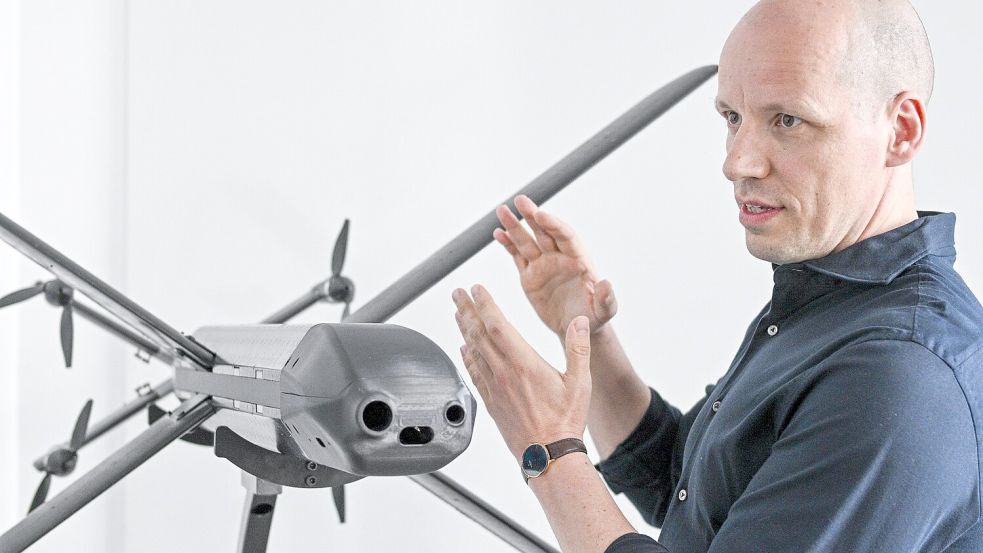 Gundbert Scherf, Mitgründer und Co-CEO von Helsing, steht an einem Modell einer HX-2-Drohne. Das Rüstungsunternehmen hat sich auf den Einsatz Künstlicher Intelligenz (KI) in Waffen- und Aufklärungssystemen spezialisiert. Foto: dpa/ Jens Kalaene