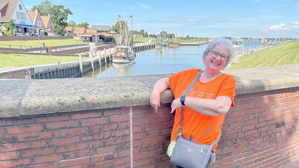 Beate Eisermann hat sich ihren Traum erfüllt und ist nach Greetsiel gezogen. Der Hafen gehört zu ihren absoluten Lieblingsorten. Foto: Hannah Weiden