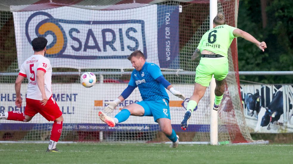 Das Tor zum Titel: Bastian Schaffer (rechts) erzielte in der 93. Minute den 3:2-Siegtreffer im Finale für GW Firrel. Fotos: Doden, Emden