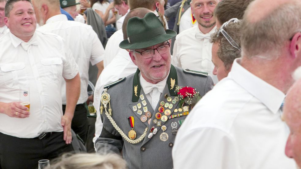 Montag, 14. Juli 2025: Achim Postert erfährt gerade, dass er neuer Schützenkönig geworden ist. Foto: Hayen Iggena