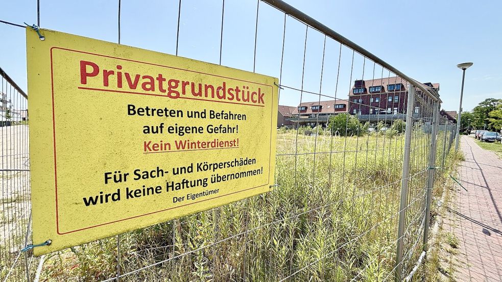 Die Fläche zwischen Großstraße und Großer Roßbergstraße ist mit Bauzäunen abgesperrt. Foto: Klaus Ortgies