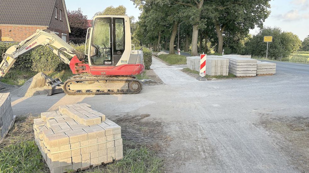 Die Sanierung des Radweges entlang der Forlitzer Straße auf dem Abschnitt bis zum Woldenhof hat bereits begonnen. Foto: Karin Böhmer