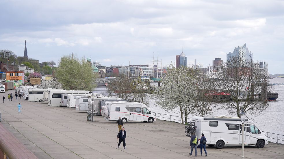 Einschränkungen für Wohnmobile an der Elbe – auch am Fischmarkt in Hamburg. Foto: dpa/ Marcus Brandt