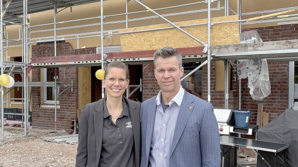 Wiebke Würdemann-Arndt und Ingo Arndt stehen vor dem Rohbau in der Dr.-Douwes-Straße in Westrhauderfehn. Im Herbst wird dort die Praxis „Fehntjer Zahnarzt“ eröffnet. Foto: Horst Kruse
