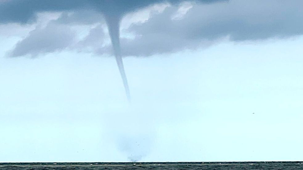 Das von einem Fischerboot aufgenommene Foto zeigt einen Tornado vor der Nordseeinsel Borkum. Foto: Rolf Groenewold/dpa