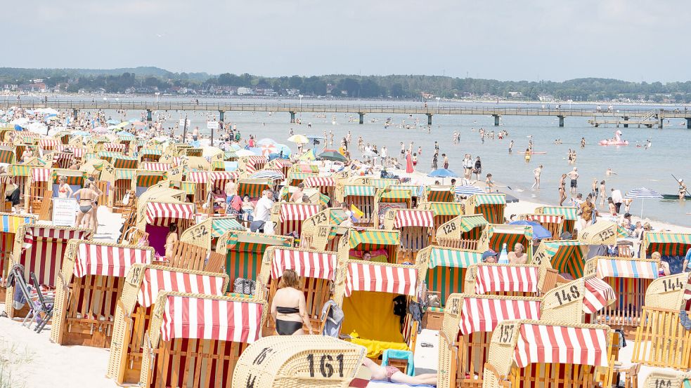Die Strände an Nord- und Ostsee (hier Timmendorfer Strand) in Schleswig-Holstein sind auch in diesem Sommer beliebt - wenn auch in einigen Orten mit einem Tick weniger Nachfrage als 2024. Foto: www.imago-images.de