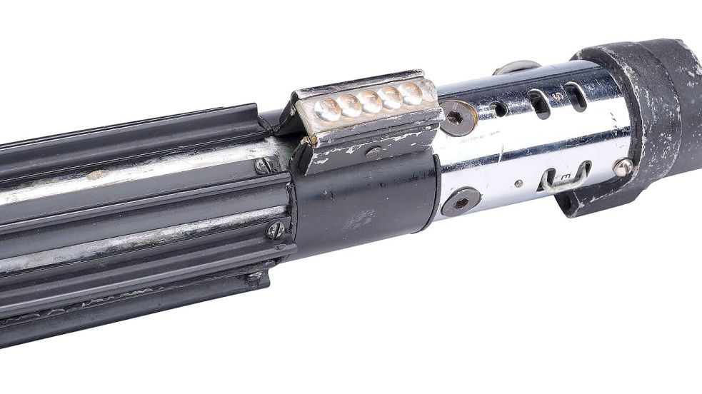 Das legendäre Lichtschwert von „Star Wars“-Bösewicht Darth Vader wird im September in Los Angeles versteigert. Foto: Propstore/dpa