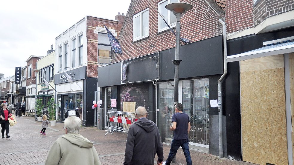 Im Jahr 2023 ereigneten sich in Winschoten und Groningen mehrere Explosionen, die laut Behörden mit einem Bandenkrieg in Verbindung standen. Das Foto zeigt den Schaden nach einer Explosion in einem Geschäft in Winschoten. Foto: Bodo Wolters/Archiv