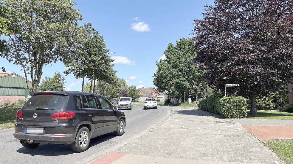 Exakt getrennt: Zwischen Osterhörn und Störstraße endete bislang die Straßensanierung der Ausfallstraße. Fotos: Stephanie Schuurman