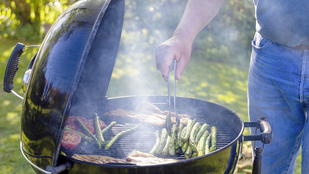 Grillen an einem lauen Sommerabend gehört für viele dazu, aber ist das erlaubt? Diese Regeln müssen Mieter beachten. Foto: IMAGO/Arnulf Hettrich