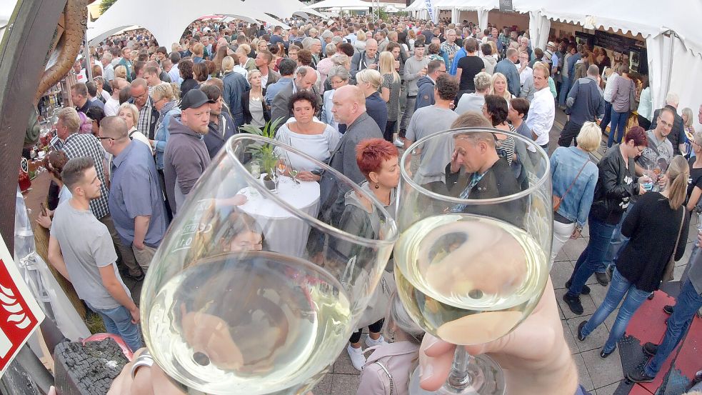 Das Weinfest zieht immer viele Gäste auf den Marktplatz. Archivfoto: Klaus Ortgies