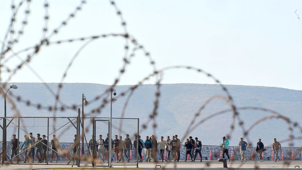 Aus dem Mittelmeer gerettete Migranten, hier im griechischen Hafen von Lavrio. Foto: Petros Giannakouris/AP/dpa