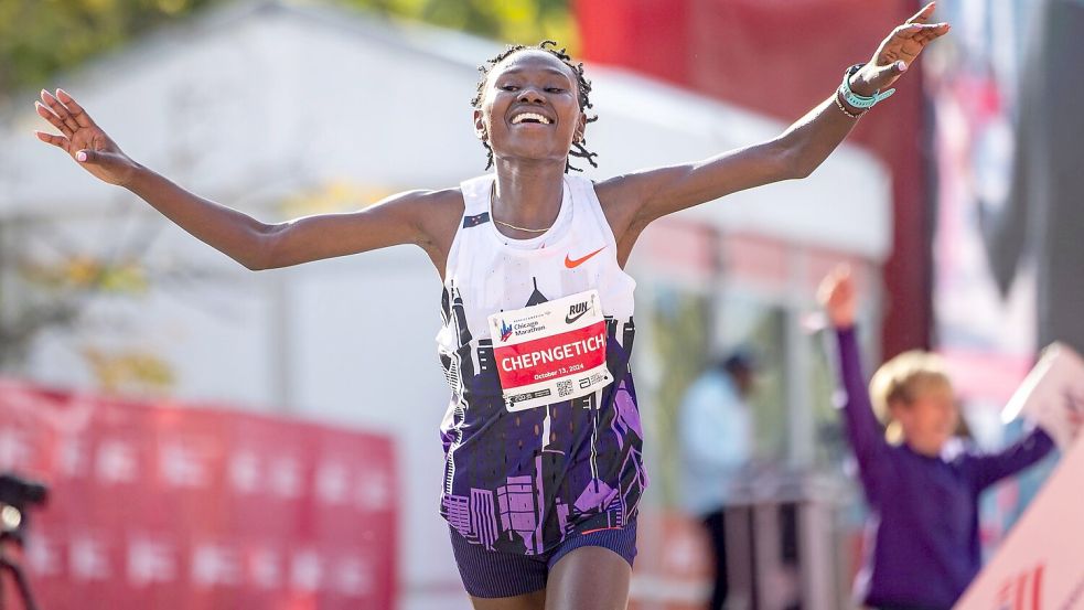 Ruth Chepngetich lief in Chicago als erste Frau einen Marathon unter 2:10 Stunden. Foto: Tess Crowley/Chicago Tribune/AP/dpa