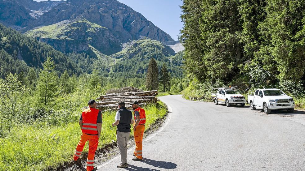 Die Zugangsstraße zur Staumauer ist gesperrt. Foto: Jean-Christophe Bott/KEYSTONE/dpa