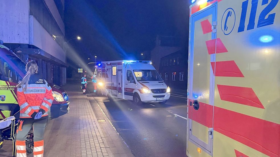 Feuerwehr und Rettungswagen waren in der Nacht im Einsatz in der Zingelstraße. Foto: Diana Stöhr-Aeilts