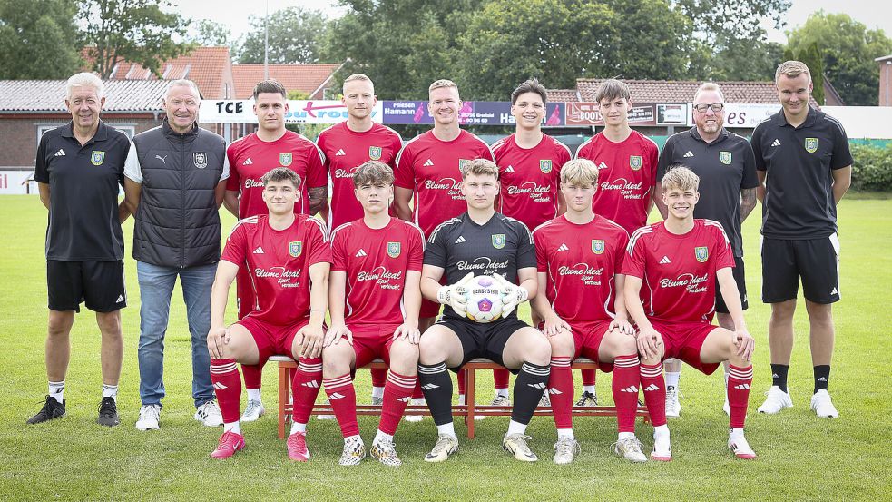 Der TuS Pewsum blickt optimistisch mit diesen Neuzugängen der Saison entgegen. Hintere Reihe von links: Klaus Bergmann (Torwartrainer), Heiner Wolthoff (Sportlicher Leiter), Niklas Südhoff, Jannik Stomberg, Julian Jauken, Fabrizio Piazza, Simon Beer, Frank Korte (Co-Trainer) und Trainer Jonas Petersen. Vorne von links: Dirk Frerichs, Lino Preuß, Mika Popp, Samuel Tebben, Hauke Westermann. Foto: Doden/Emden