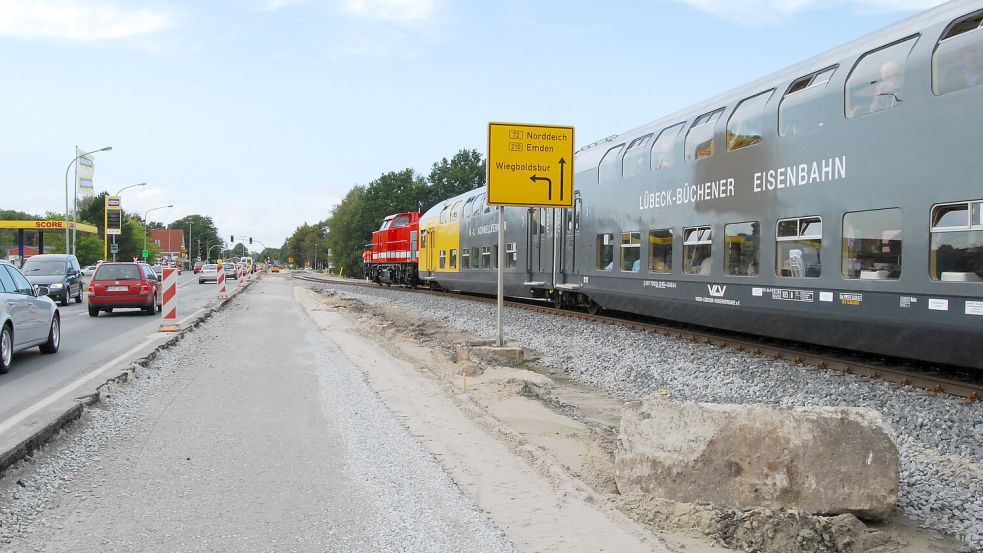 Das war 2008: Ein Personenzug rollte im Rahmen einer Sonderfahrt durch Moordorf. Vor allem in Aurich hofft man darauf, dass es bald wieder einen regelmäßigen Personenverkehr auf der Strecke Aurich-Abelitz gibt. Foto: Archiv