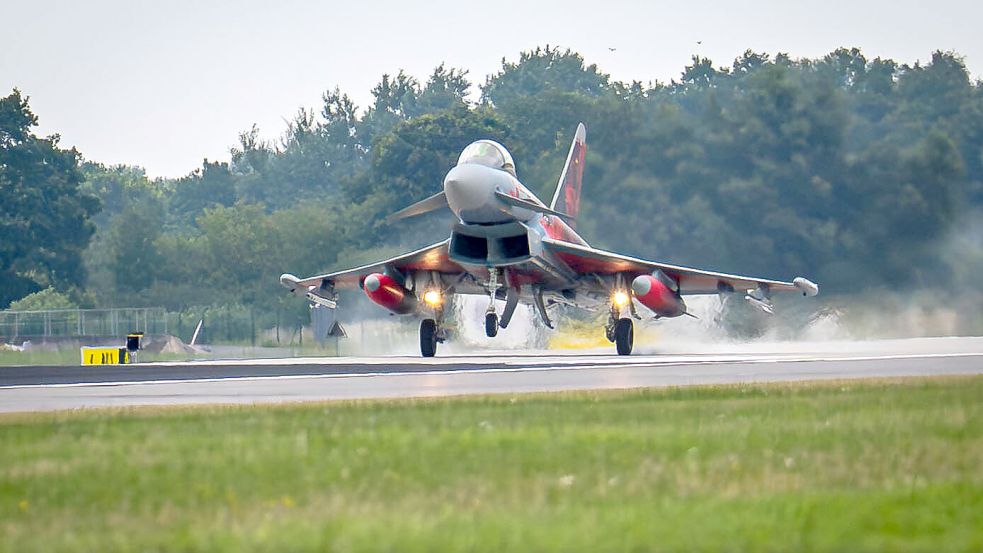 Der erste Eurofighter kehrt am 17. Juli 2025 auf den Flugplatz Wittmundhafen zurück. Foto: Sina Schuldt/dpa
