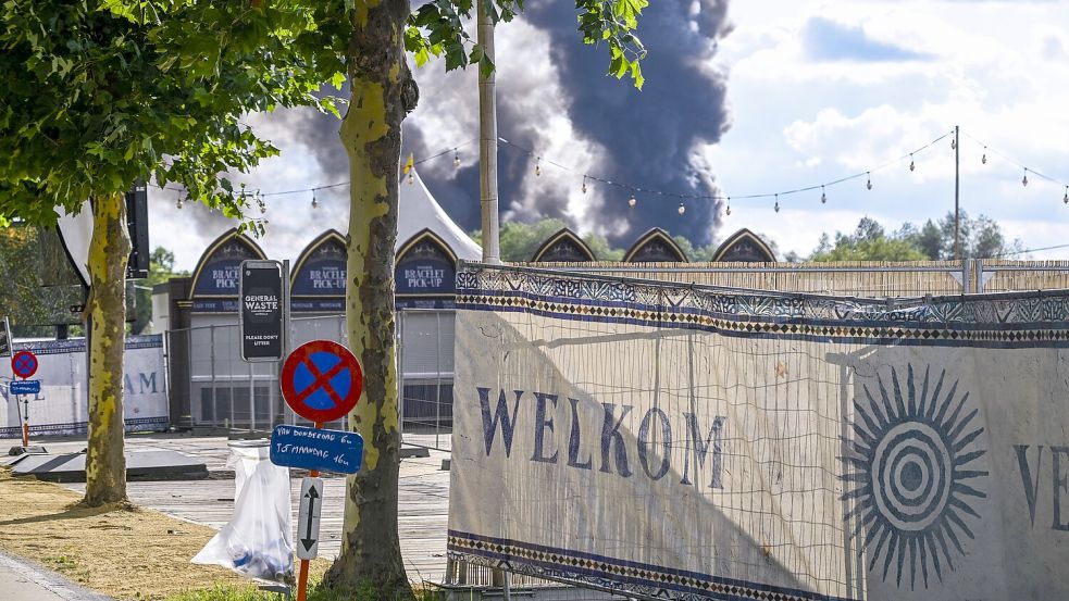 Am Mittwoch ist die Hauptbühne des Tomorrowland-Festivals in Brand geraten. Wie es für die Künstler weitergeht, ist unklar. Foto: IMAGO/Belga